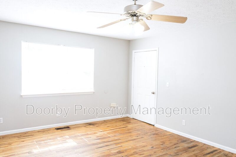 Building Photo - 402 Hall St