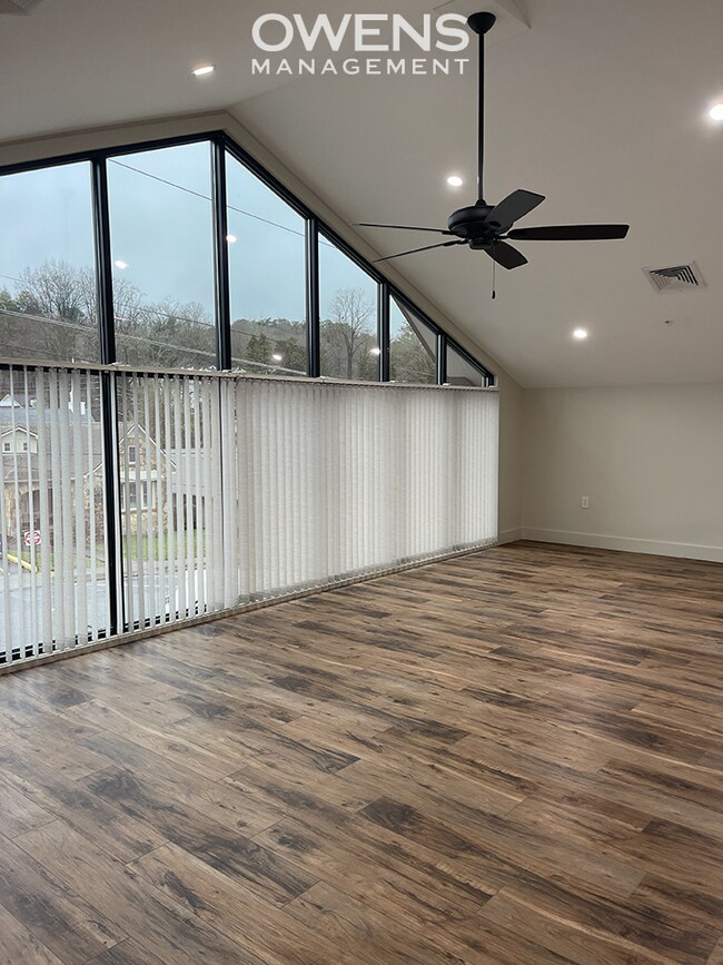 Building Photo - Upscale Living in Downtown Apartment