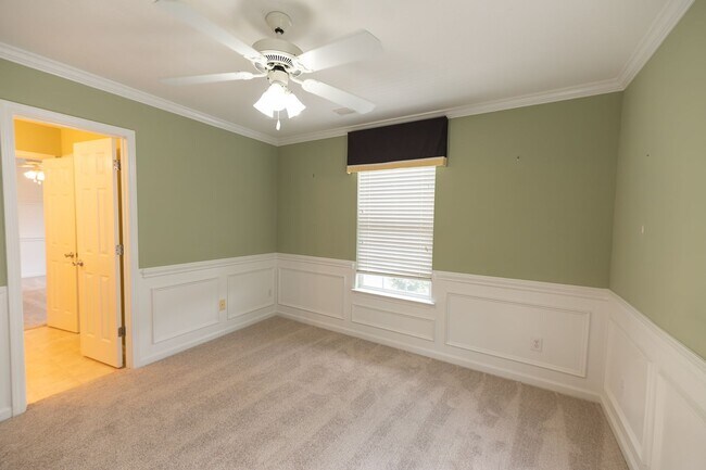 Building Photo - 111 Goldfinch Ave