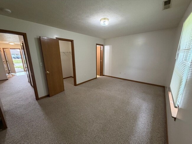 Building Photo - Duplex on Southside. 2bed/2bath with 2 car garage & privacy fence.