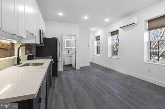 Building Photo - 212 Catharine St