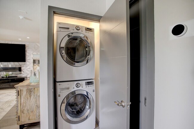 Building Photo - 1410 Hyde Park Blvd