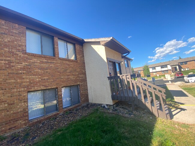 Building Photo - Cozy Condo Available NOW!