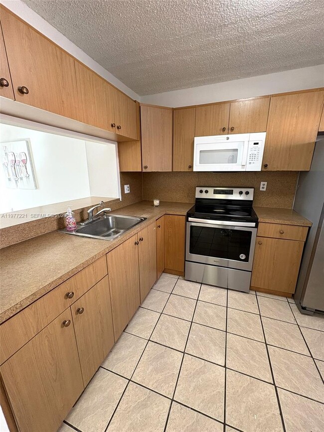 Building Photo - 19805 SW 114th Ave