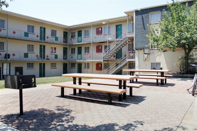 Building Photo - 350 E 12th Ave