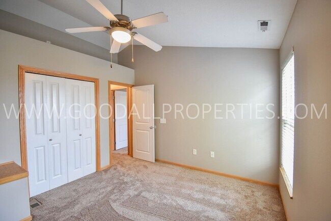 Building Photo - 2 Bedroom, 2.5 bath townhome in Urbandale ...