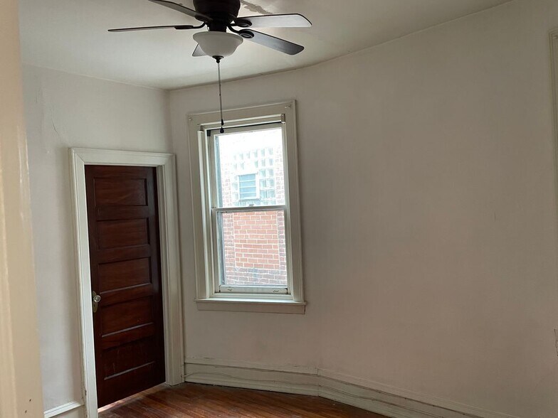Building Photo - 5853 Ashland Ave