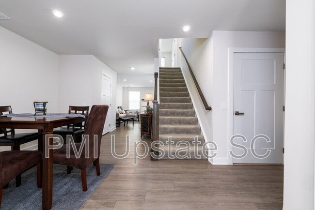 Building Photo - 413 Camarillo Ln