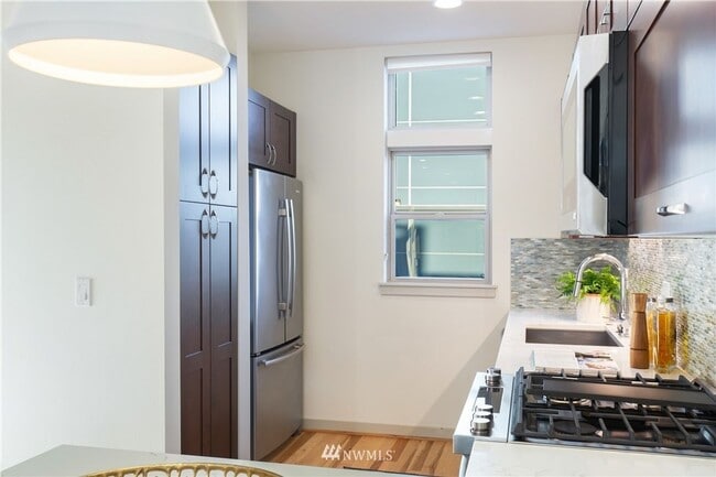 Building Photo - Modern 4-Bedroom Townhome in the Heart of ...