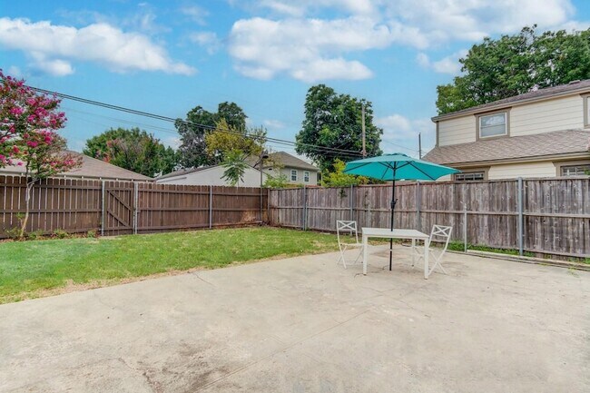 Building Photo - 6307 Kenwood Ave