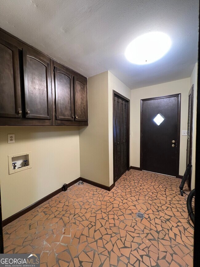 Building Photo - 115 Old Stone Rd