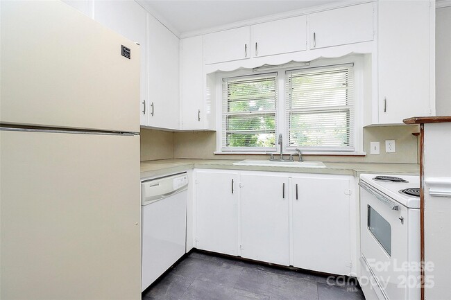 Building Photo - 207 Oak Dr