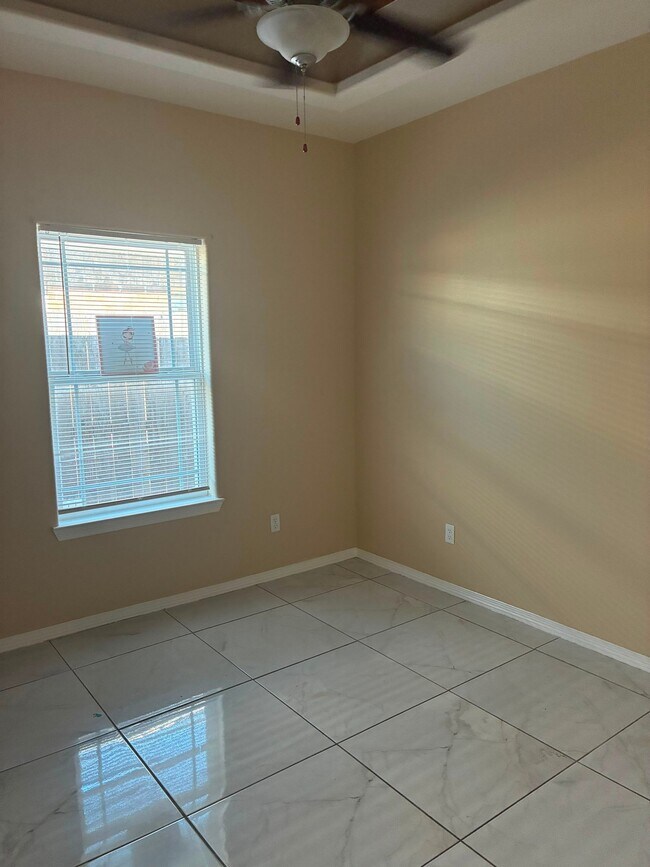 Building Photo - 3012 Basil Dr