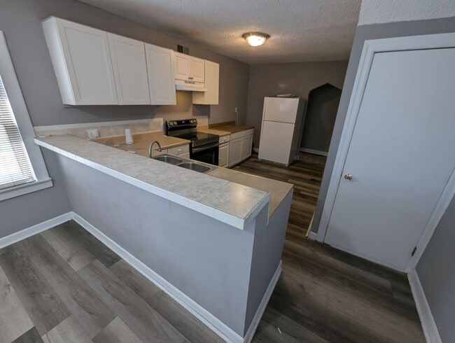 Building Photo - Belle of Bellefontaine - **Half Off Securi...
