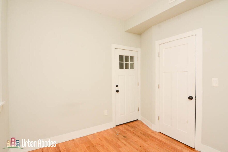 Building Photo - 629 W Oakdale Ave