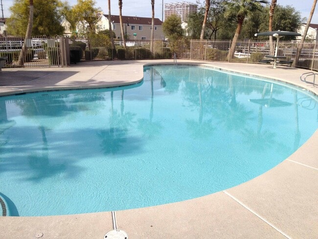 Building Photo - Two Story townhouse with one car garage.