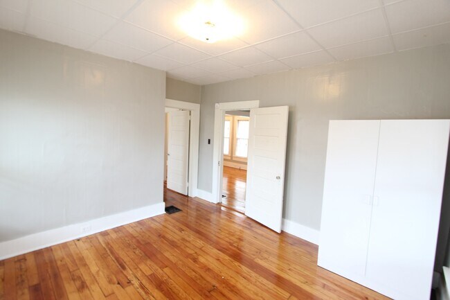 Building Photo - Bush Hills Beauty - 3 Bedroom 2 Bath