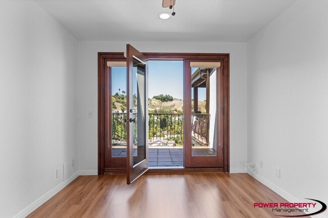 Building Photo - Spacious 5-Bedroom Home with Modern Amenit...