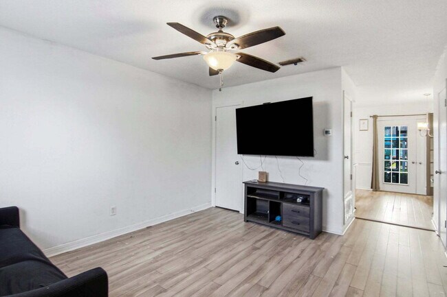 Building Photo - "Charming 2-Bed Townhouse Retreat in Fort Walton Beach – Perfect Comfort in 967 Sq Ft!"