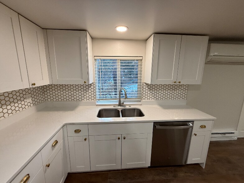 Building Photo - 8255 Oak St