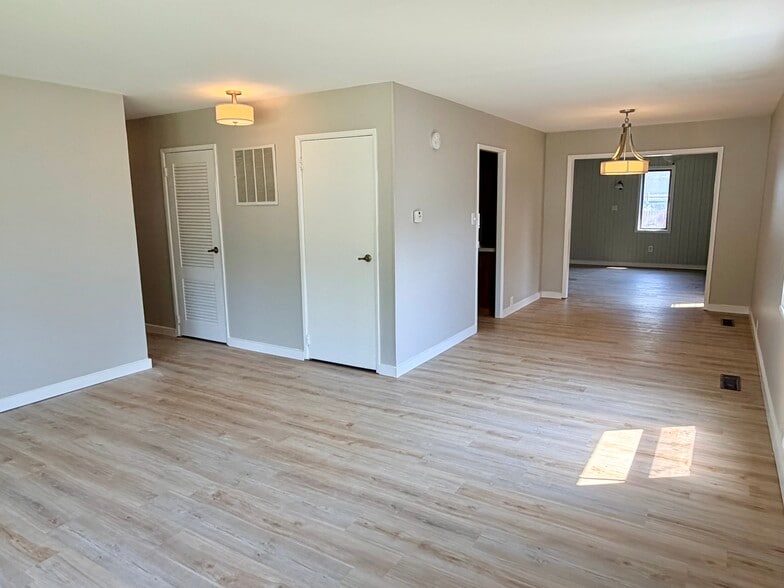 Building Photo - 300 North Park Dr