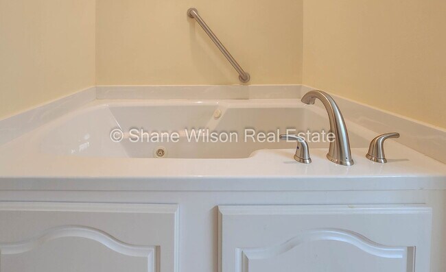 Building Photo - Spacious 3-Bed, 3-Bath Townhouse in Dalton