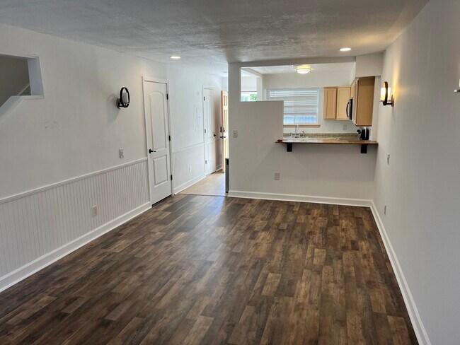 Building Photo - 1200 Bretta St