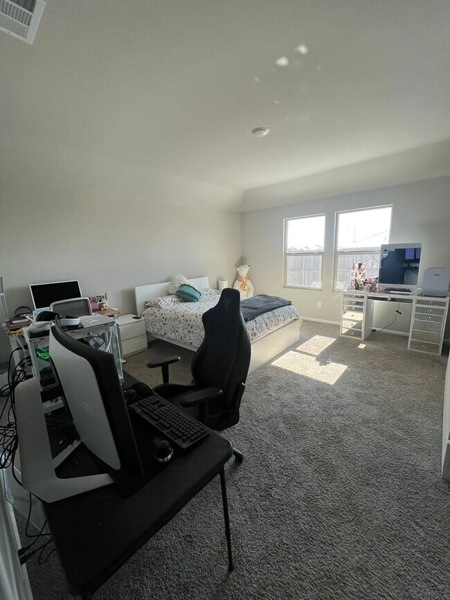 Building Photo - 7600 Silver Crk Ct