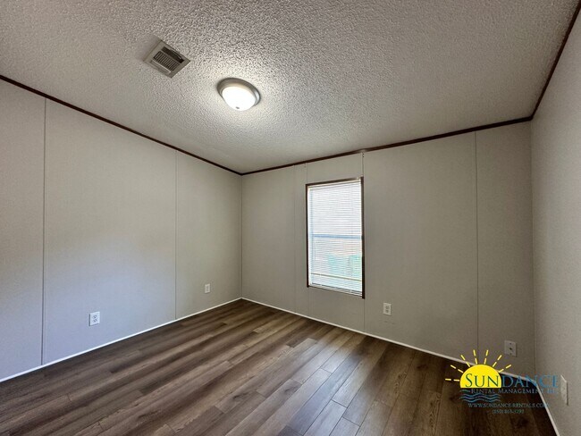 Building Photo - 3 Bedroom Home Near Both Bases