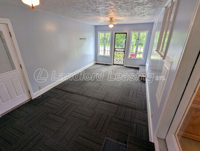 Building Photo - Spacious Split-Level Home in Columbia Stat...