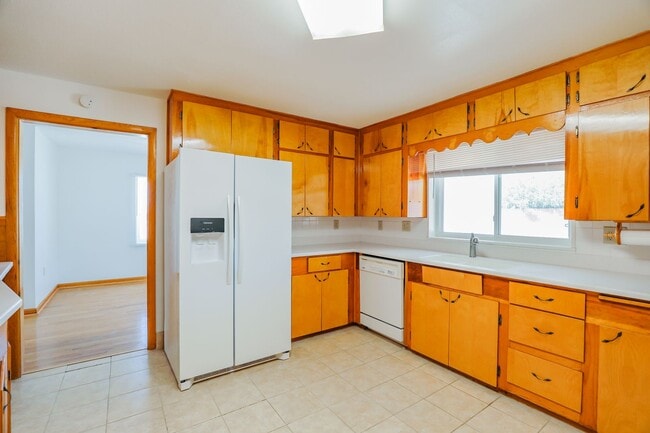 Building Photo - Roomy 3 Bedroom Home with Two Living Spaces