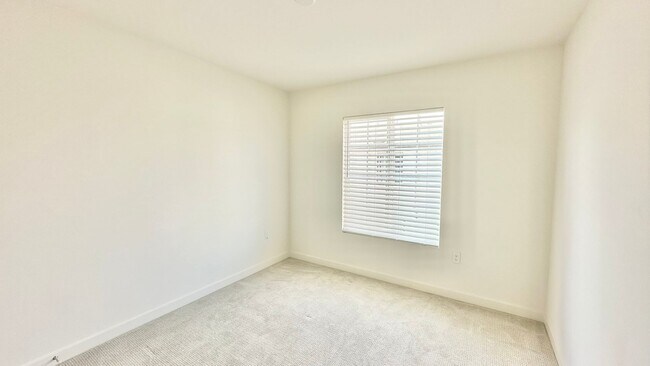 Building Photo - Beautiful, Newer Construction Home in Desi...