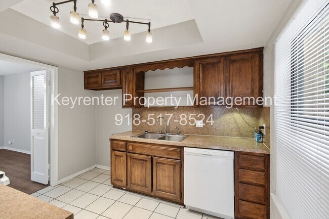Building Photo - 6506/6508 E 90th St Duplex