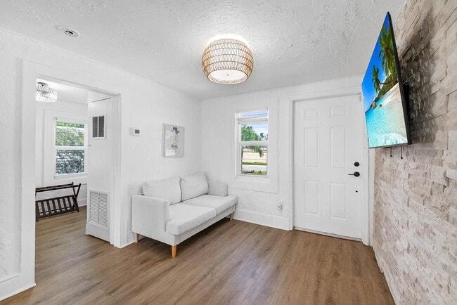 Building Photo - 308 SW 1st St