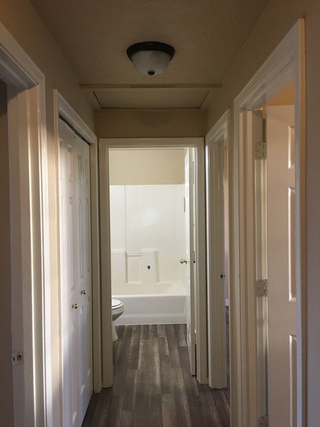 Building Photo - Updated Duplex -3 Bedroom 1.5 Bath - 4886 Fergus Avenue!