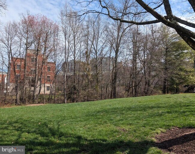 Building Photo - 1891 Crescent Park Dr