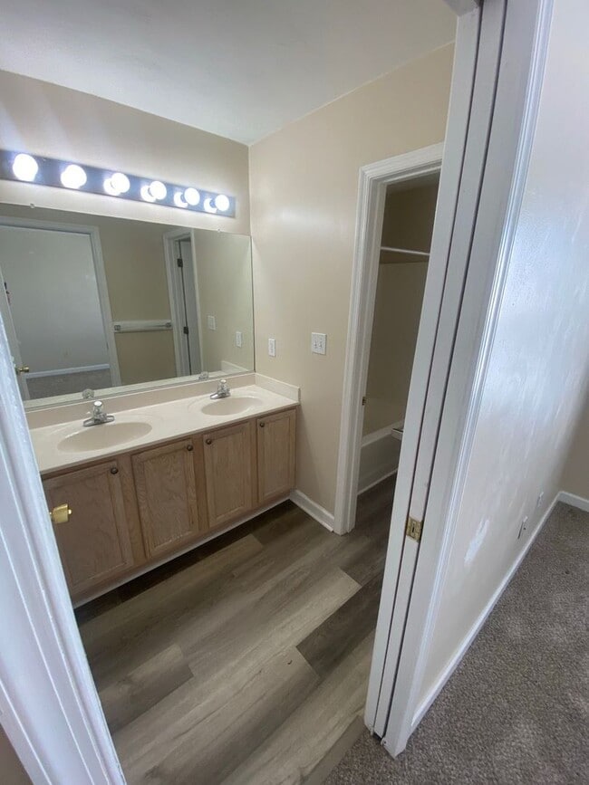 Building Photo - Spacious 4-Bedroom End-Unit Condo in Virgi...