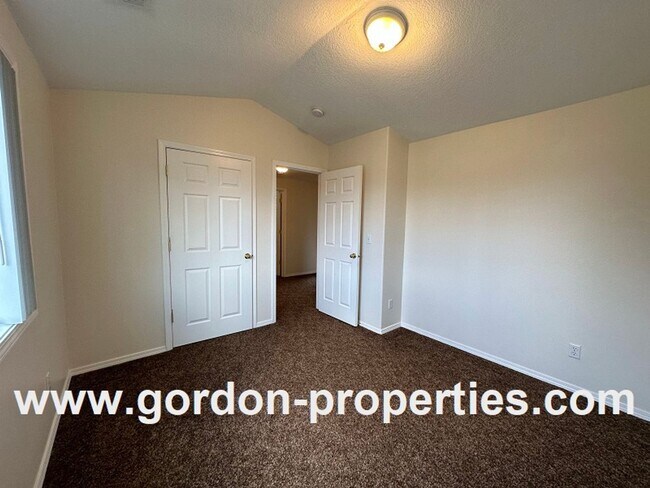 Building Photo - SE 73rd Ave - 3 bedroom townhouse in Mt Sc...