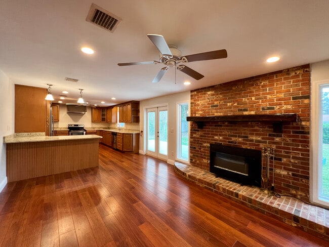 Building Photo - 1858 Oak Park Dr S