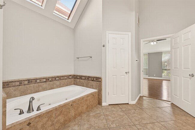 Building Photo - 1918 Shadow Forest Dr