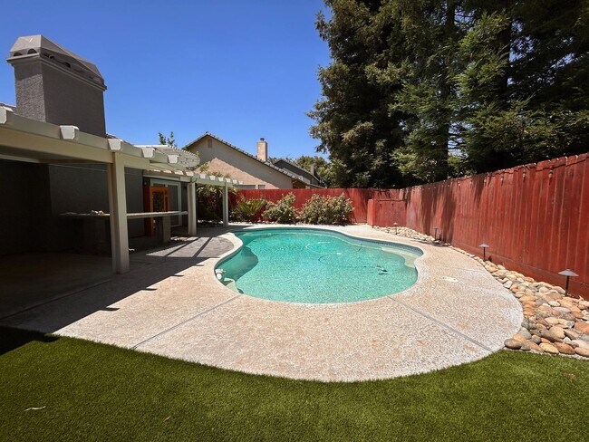 Building Photo - Beautiful Home for rent in Visalia!