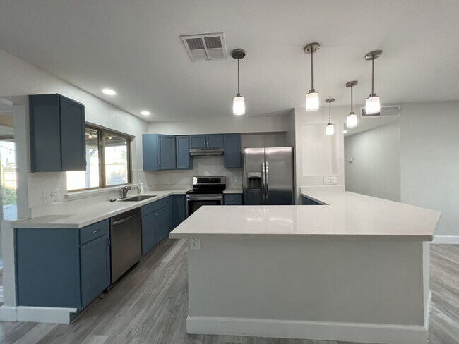 Building Photo - REMODELED 3 BEDROOM PLUS BONUS ROOM/BEDROOM. GREAT BACKYARD