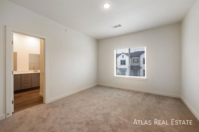 Building Photo - 625 Leland Aly