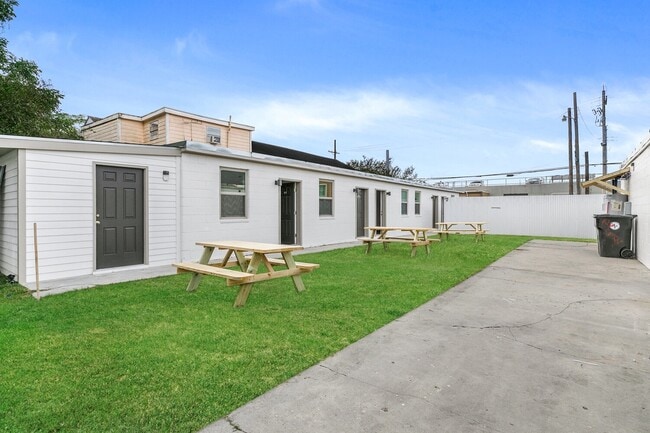 Building Photo - Charming Studio in Mid-City New Orleans – Utilities Included, Modern Kitchen, Shared Laundry