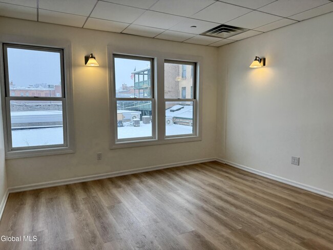 Building Photo - 433 Broadway