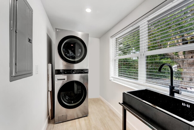 Building Photo - 320 NW 3rd Ave