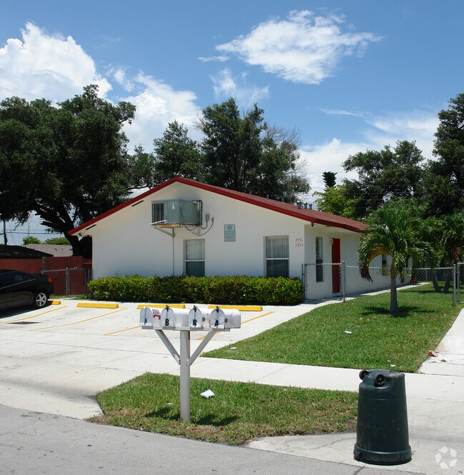 Building Photo - 2721-2733 NW 13th Ct