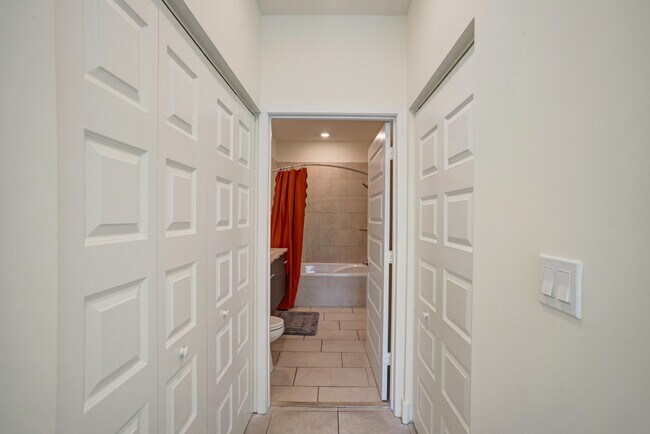 Building Photo - 4725 NW 85th Ave