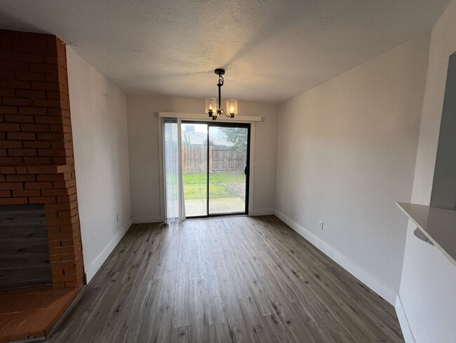 Building Photo - 3 bedroom, 2.5 bathroom home in the heart of Elk Grove