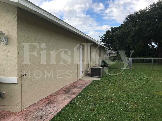 Building Photo - 241 SW 32nd Terrace